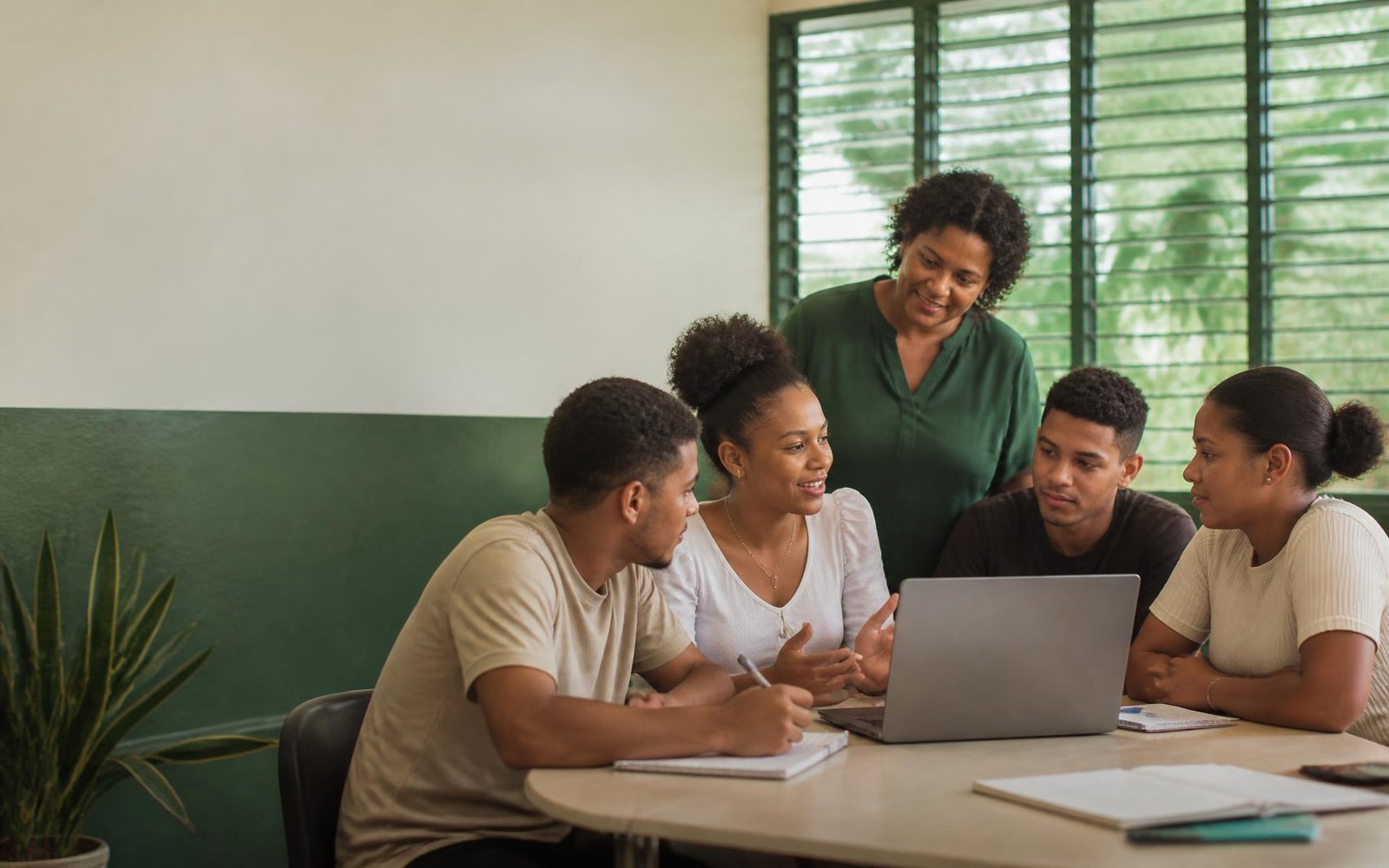 Jóvenes estudiando juntos en un aula comunitaria